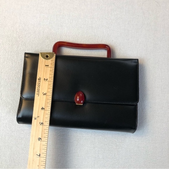 Vintage black faux leather handbag with red Bakelite handle and buckle - Picture 7 of 12
